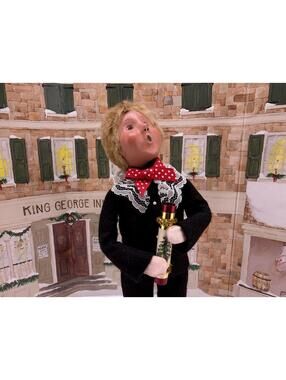 Byers' Choice Carolers - Boy with Cracker 2020